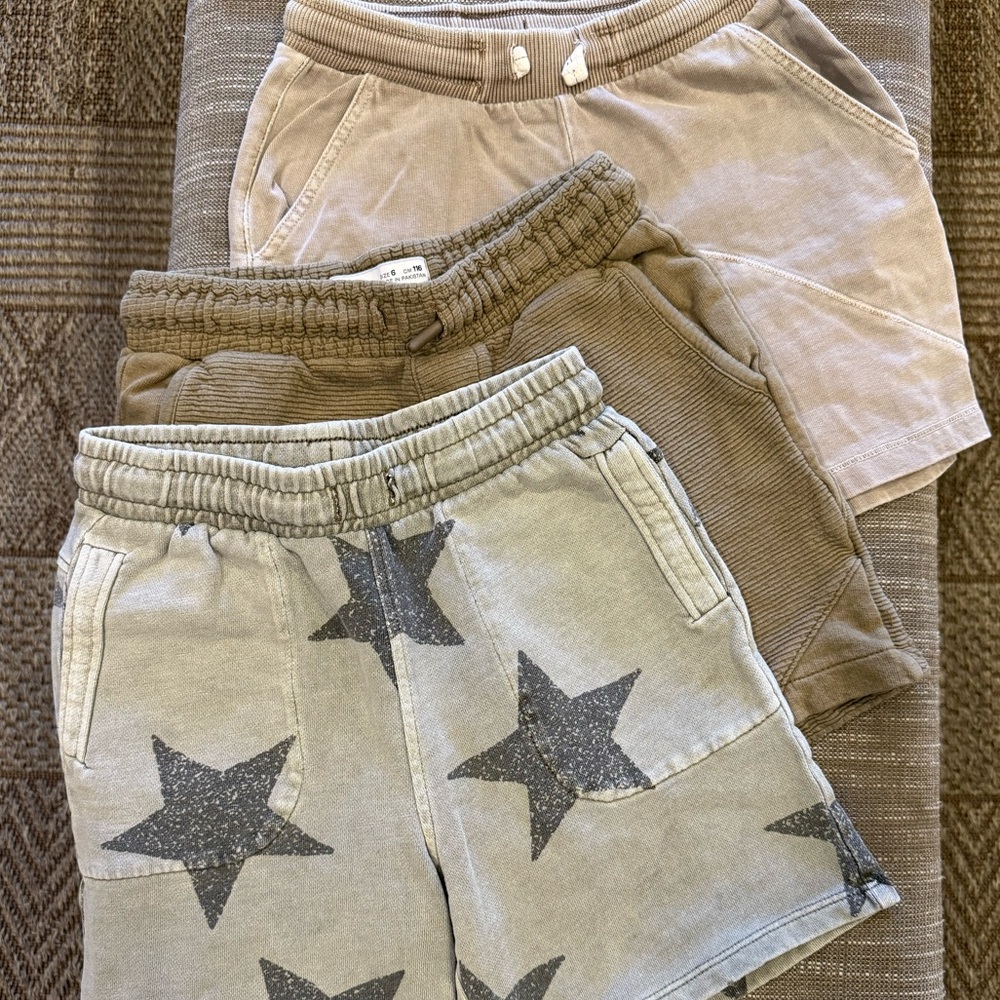 Zara fun and neutral boys' shorts bundle
( 3 pairs)